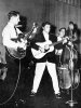 4961110_6_8c63_elvis-presley-sur-scene-en-1957-entoure-du_dc45bdfad193ae9397cc47b788ab3872.jpg