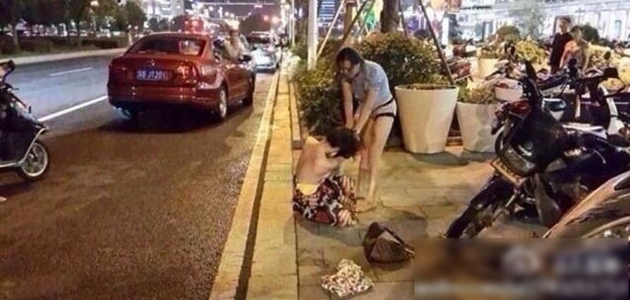 Beats-up-mistress-on-street.jpg