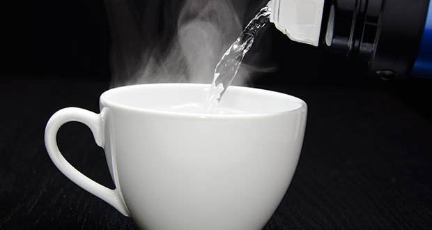 https://sharingcuisine.files.wordpress.com/2016/05/eau-chaude-dc3a9tox-ou-intox.jpg